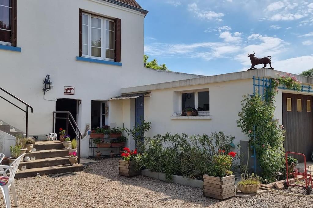 Les Noyers Monestois Entre Cher Et Canal De Berry Mennetou-sur-Cher Exterior foto
